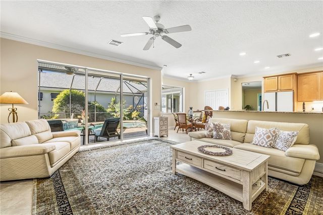 228 Oak Hammock Circle SW, Vero Beach, FL 32962