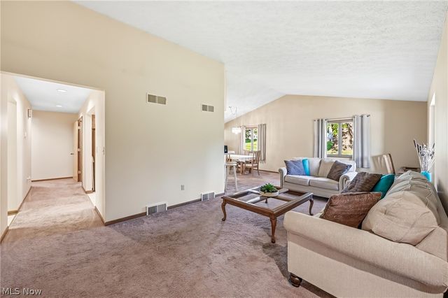 2160 Whispering Meadows, Warren, OH 44484