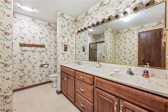2160 Whispering Meadows, Warren, OH 44484