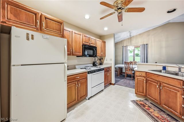 2160 Whispering Meadows, Warren, OH 44484