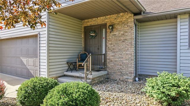 2160 Whispering Meadows, Warren, OH 44484