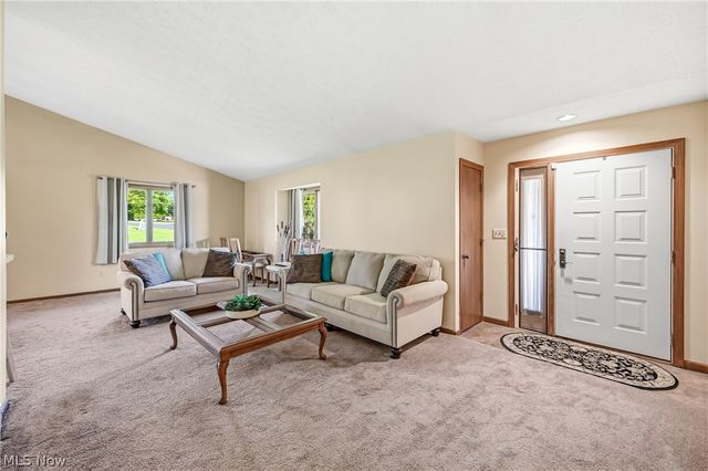 2160 Whispering Meadows, Warren, OH 44484