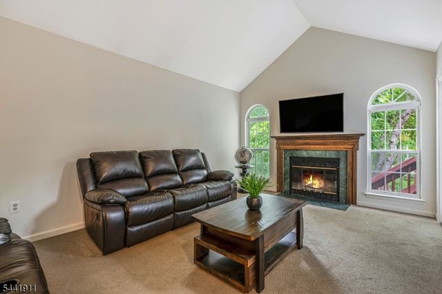 10 Pamlico Path, Branchburg Twp., NJ 08876