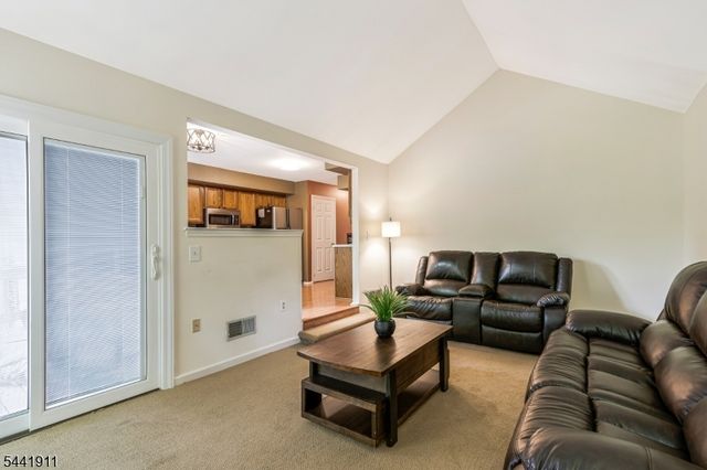 10 Pamlico Path, Branchburg Twp., NJ 08876