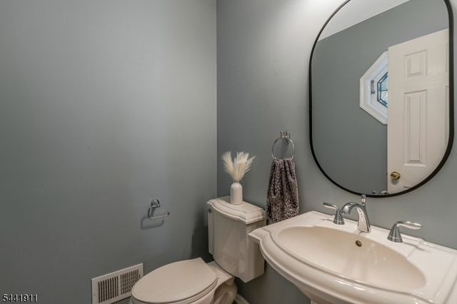 10 Pamlico Path, Branchburg Twp., NJ 08876