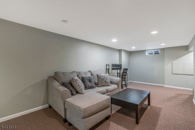 10 Pamlico Path, Branchburg Twp., NJ 08876