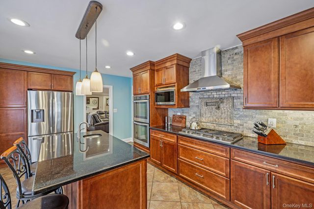 20 Arizona Avenue, Rockville Centre, NY 11570