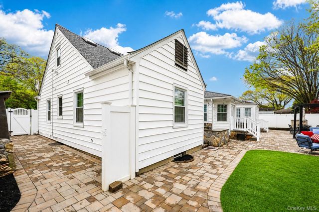 20 Arizona Avenue, Rockville Centre, NY 11570
