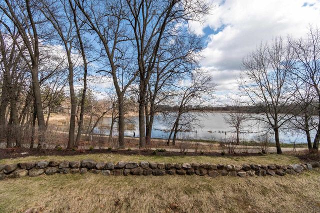 1615 Pond View Court, Middleton, WI 53562