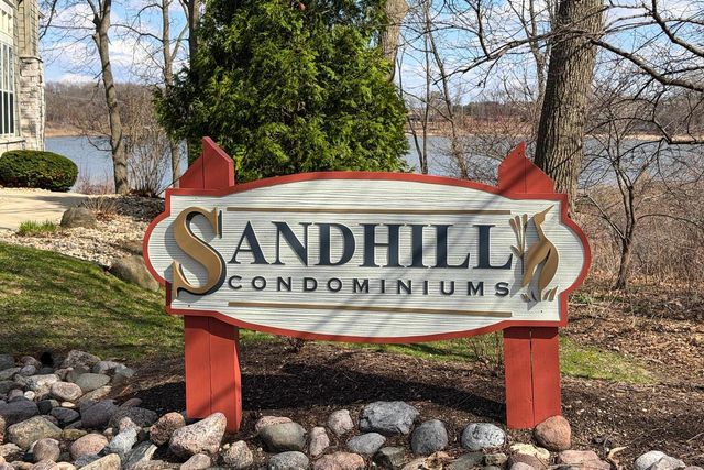 1615 Pond View Court, Middleton, WI 53562