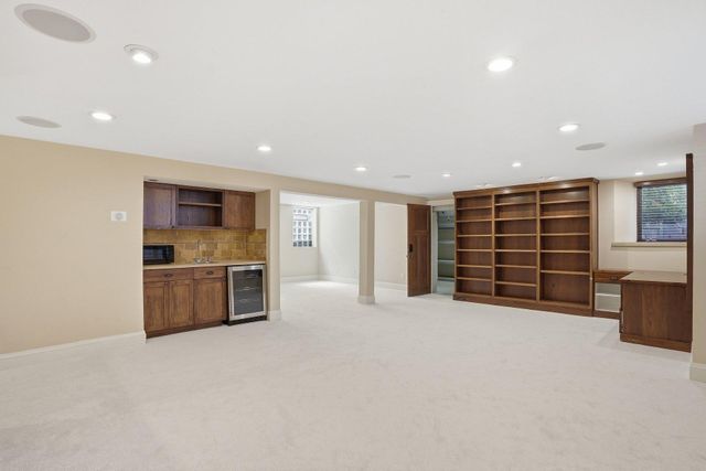 2200 Kenwood Parkway, Minneapolis, MN 55405