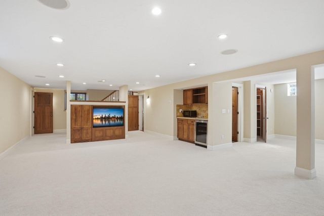 2200 Kenwood Parkway, Minneapolis, MN 55405