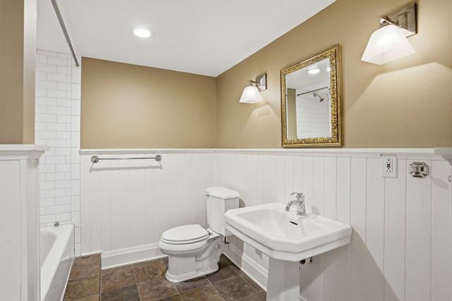 2200 Kenwood Parkway, Minneapolis, MN 55405