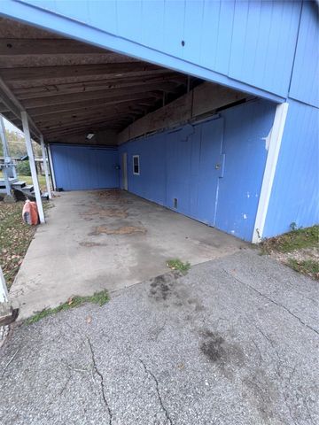 902 1st Street, Louise, TX 77455