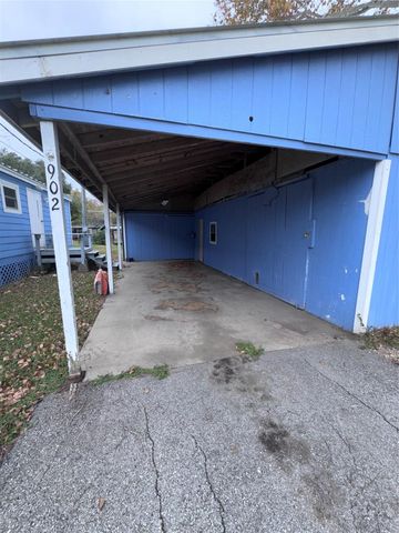 902 1st Street, Louise, TX 77455