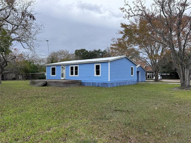 902 1st Street, Louise, TX 77455