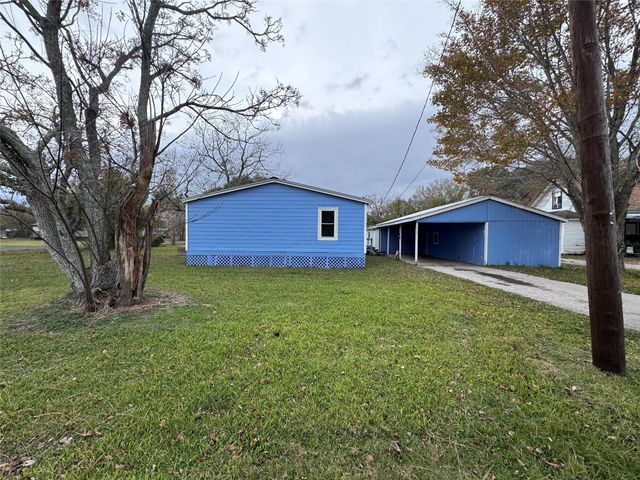 902 1st Street, Louise, TX 77455