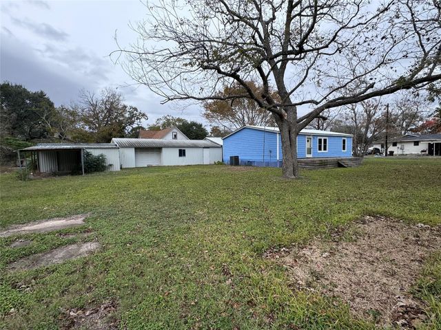 902 1st Street, Louise, TX 77455