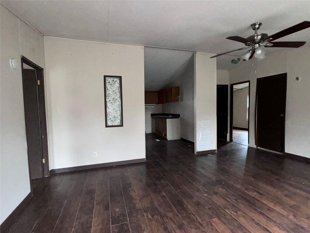 902 1st Street, Louise, TX 77455