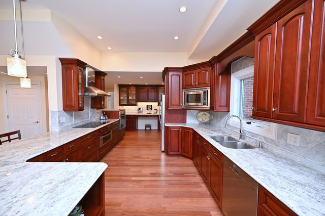 175 LAGOON Drive, Northfield, IL 60093