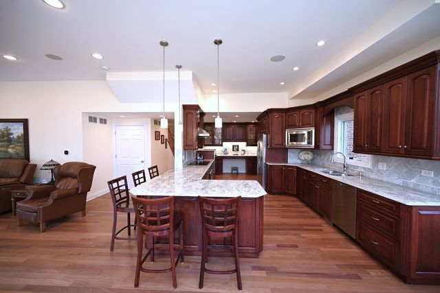 175 LAGOON Drive, Northfield, IL 60093