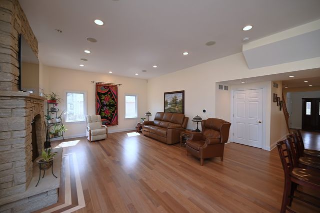 175 LAGOON Drive, Northfield, IL 60093