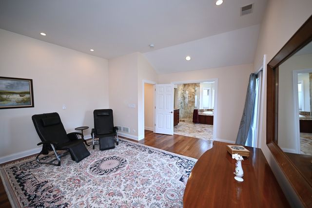 175 LAGOON Drive, Northfield, IL 60093