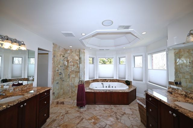 175 LAGOON Drive, Northfield, IL 60093