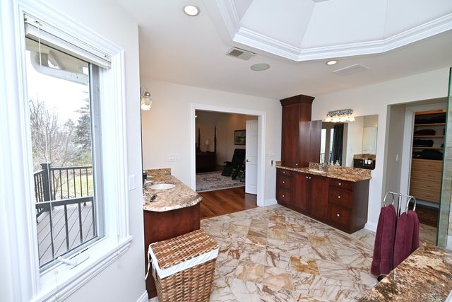 175 LAGOON Drive, Northfield, IL 60093