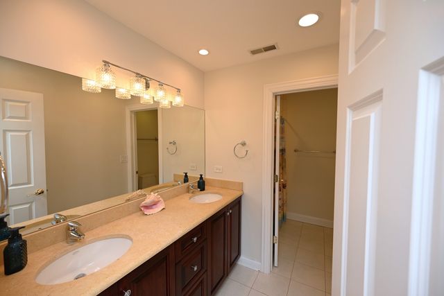 175 LAGOON Drive, Northfield, IL 60093