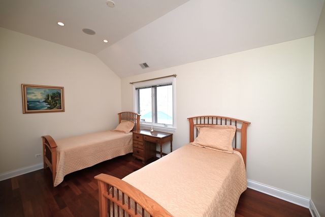 175 LAGOON Drive, Northfield, IL 60093