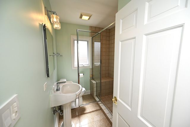 175 LAGOON Drive, Northfield, IL 60093