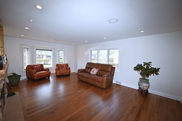175 LAGOON Drive, Northfield, IL 60093