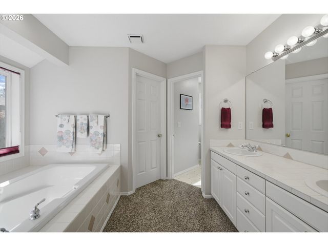 19404 VINCENT Dr, Oregon City, OR 97045