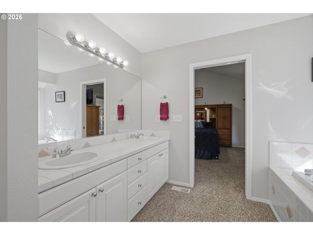 19404 VINCENT Dr, Oregon City, OR 97045