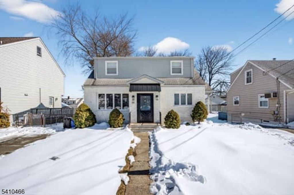 88 Harrington Rd, Clifton City, NJ 07012