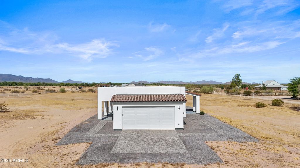 Image 4 of property listing at 40179 W ROBLES Road, Maricopa, AZ 85138