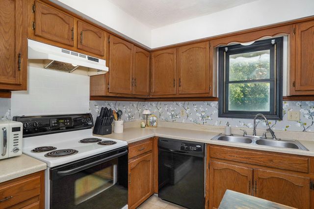 4010 W Dahlia Drive, Battlefield, MO 65619