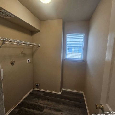 4007 Dunn Oak Dr, San Antonio, TX 78223