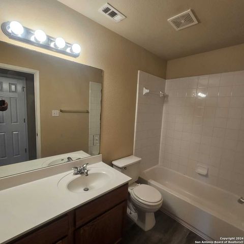 4007 Dunn Oak Dr, San Antonio, TX 78223
