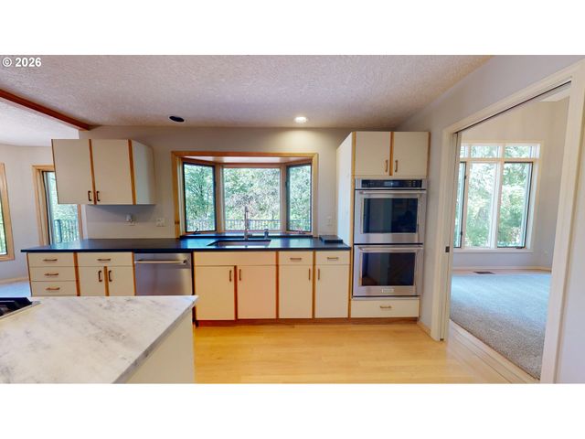 1912 SUNBURST Ter, West Linn, OR 97068