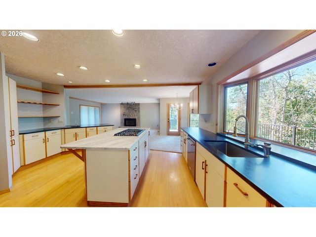 1912 SUNBURST Ter, West Linn, OR 97068