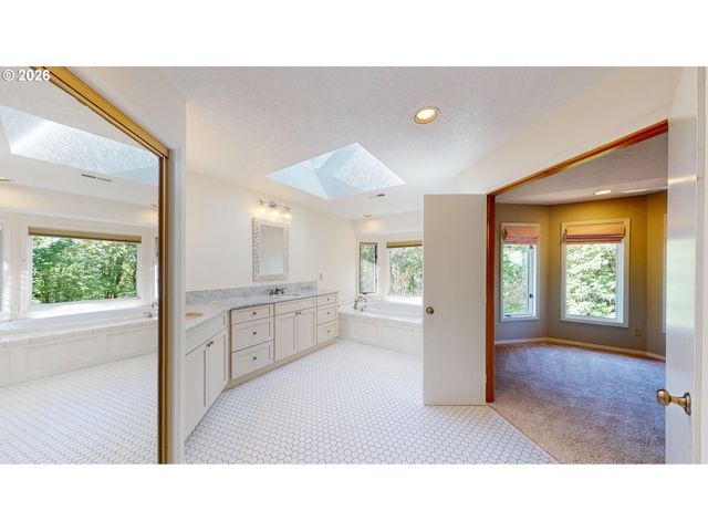 1912 SUNBURST Ter, West Linn, OR 97068