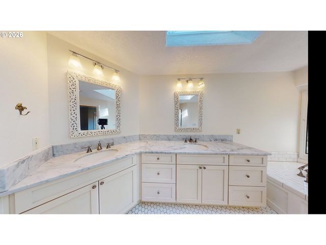 1912 SUNBURST Ter, West Linn, OR 97068