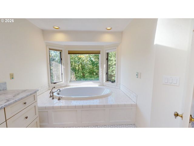 1912 SUNBURST Ter, West Linn, OR 97068