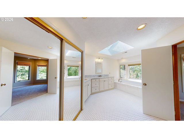 1912 SUNBURST Ter, West Linn, OR 97068