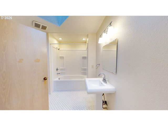 1912 SUNBURST Ter, West Linn, OR 97068