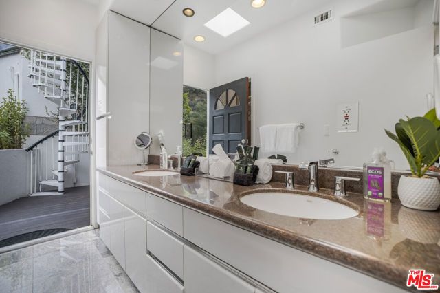 8507 Franklin Avenue, Los Angeles, CA 90069