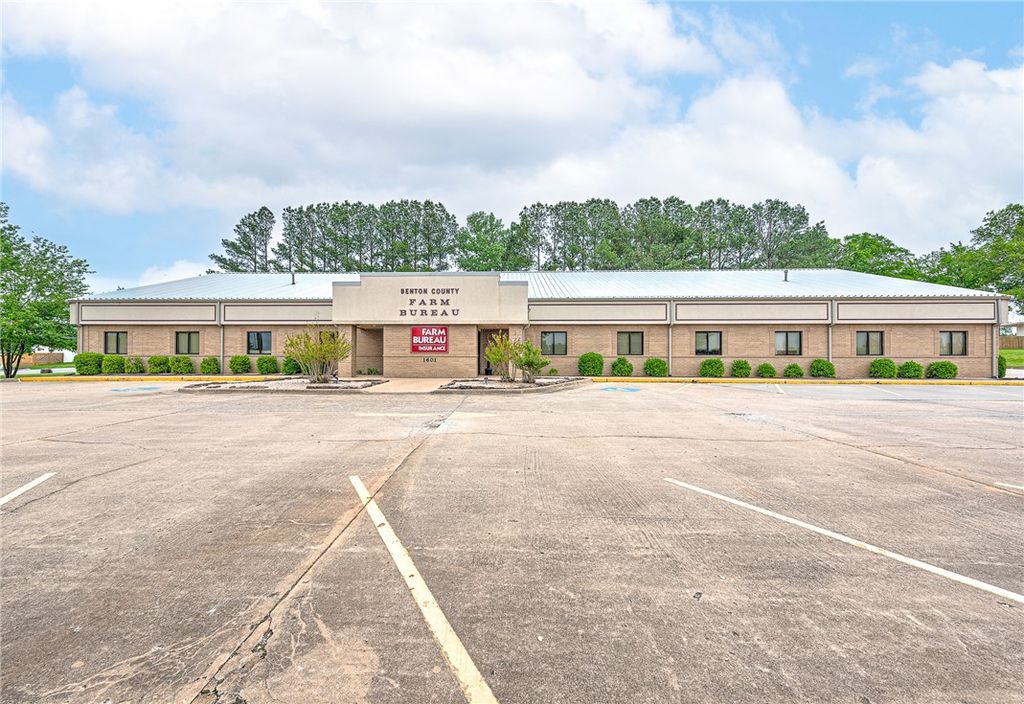 1601 SW A Street, Bentonville, AR 72712