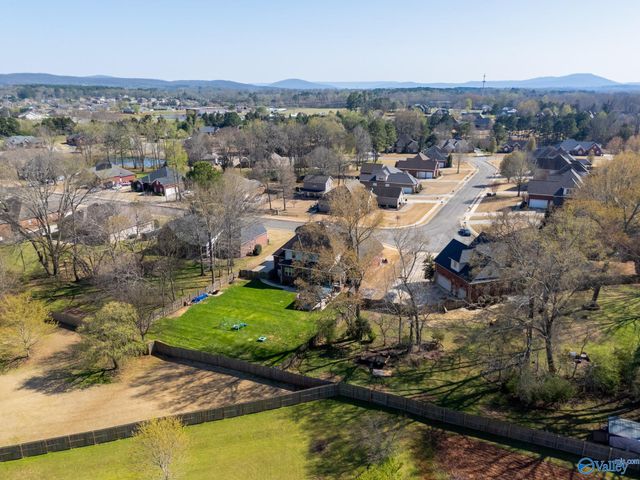 262 Twin Lakes Drive, New Market, AL 35761